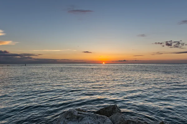 コーネロ、マルケ州、イタリアの海岸の日の出 ストックフォト