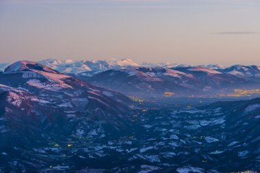 Sunset bulvarında Apennines gelen kış, Apennines Marc Dağı Yataklı