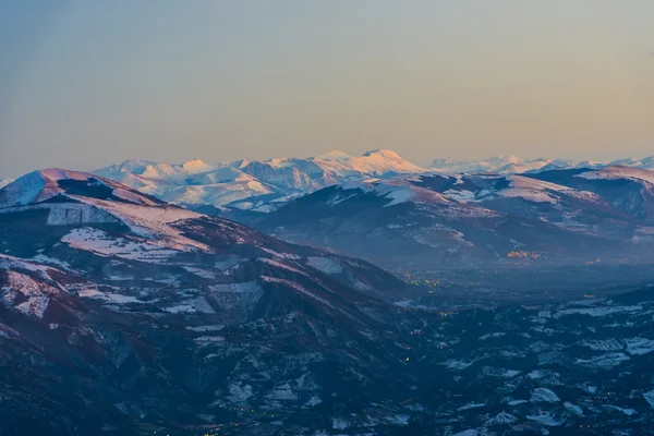 Tramonto sull'Appennino dal monte Nerone in inverno, Appennino, Marc — Foto Stock