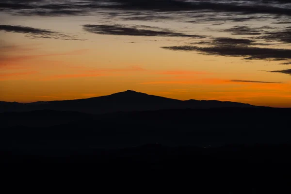 Silhouette del monte Amiata al tramonto in inverno, Appennino, Umbri — Foto Stock