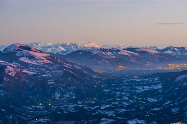 Solnedgång på Apenninerna från mount Nerone i vinter, Apenninerna, Marc — Stockfoto