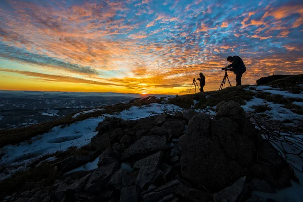 Fotografów o zachodzie słońca w zimowy dzień, Mount Nerone, Marche, ja Zdjęcia Stockowe bez tantiem