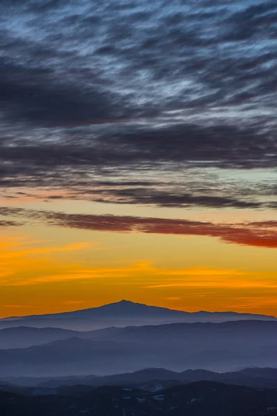 Pôr do sol no monte Amiata no inverno, Apeninos, Marche, Itália Imagem De Stock