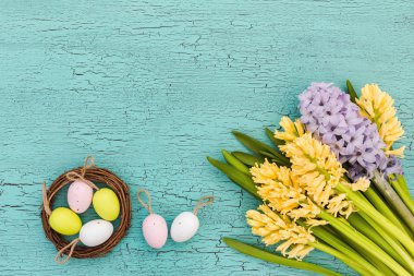 Çiçekler ve dekoratif yumurta Paskalya arka plan. Üstten Görünüm