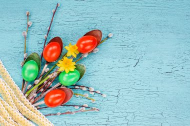 Yaratıcı Paskalya buketi. Paskalya yumurtaları, kaşıklar, söğüt dalı, dantel, çiçekler. Paskalya arka planı