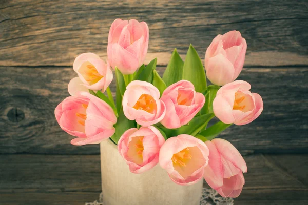 Strauß rosa Tulpen in der Vase. Vintage-Stil, durchtrainierter, selektiver Fokus — Stockfoto