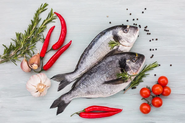 야채와 향신료와 신선한 도라도 생선 테이블에. 맨 위 보기 — 스톡 사진