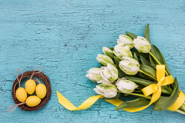 Bouquet of white tulips and decorative Easter eggs. Easter background, copy space, — Stock Photo, Image