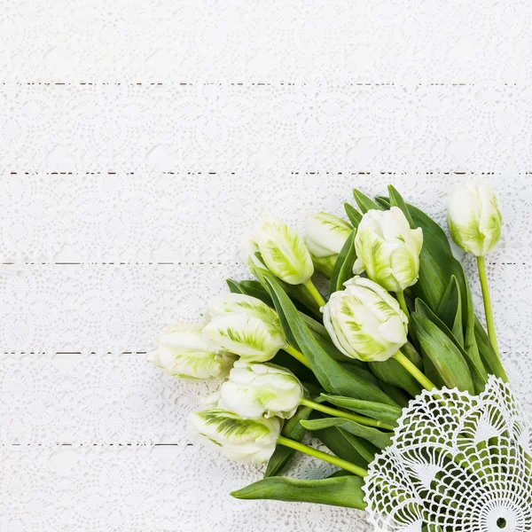Strauß weißer Tulpen auf weißer Tischdecke. — Stockfoto