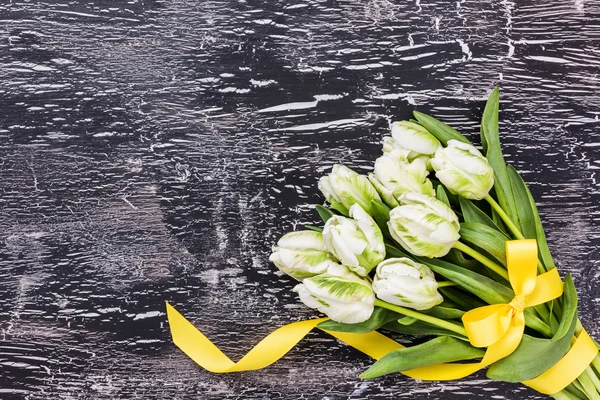 Weiße Tulpen mit gelbem Band auf schwarzem Hintergrund. Kopierraum — Stockfoto