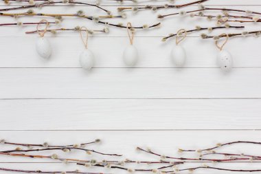 Dekoratif Paskalya yumurtaları ve söğüt ağacı dalı ile Paskalya arka plan. Kopyalama alanı