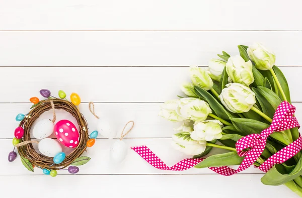 Húsvéti háttér, fehér virágok és dekoratív húsvéti tojások — Stock Fotó