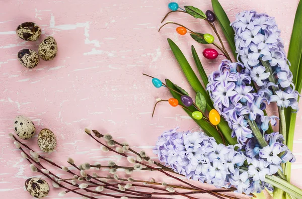 Osterhintergrund. Frühlingsblumen und Ostereier auf rosa Hintergrund. Kopierraum — Stockfoto