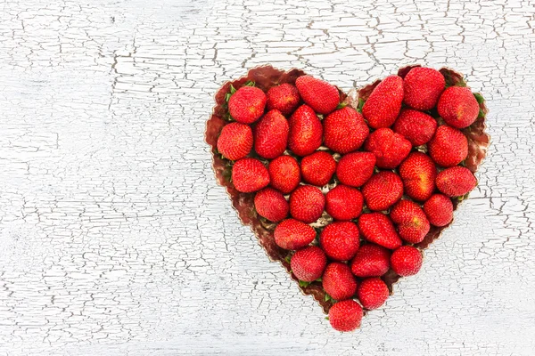 Fraises fraîches en assiette sur fond de bois blanc. Espace de copie. Coeur de fraise . — Photo