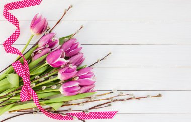 Paskalya buketi. Pembe laleler ve söğüt dalı kurdele ile süslenmiş. Üstte görüntü
