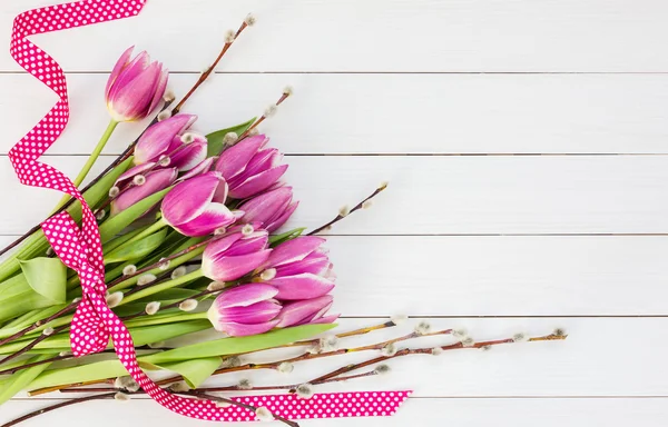 Easter bouquet. Pink tulips and willow branch decorated with ribbon. Top view — Stock Photo, Image