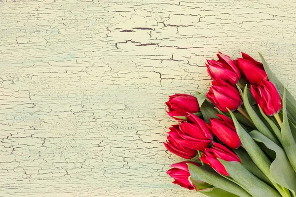 Strauß roter Tulpen auf dem Tisch. Ansicht von oben — Stockfoto