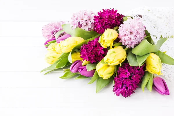 Strauß Frühlingsblumen. Tulpen und Hyazinthen — Stockfoto