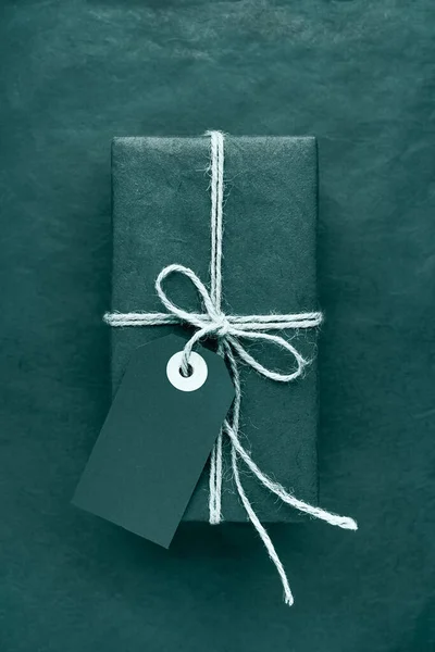 Caixa Presente Com Uma Etiqueta Presente Fundo Verde Maré Conceito — Fotografia de Stock