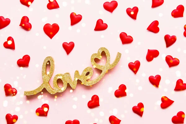 Conceito do Dia dos Namorados. Corações vermelhos e palavra AMOR no fundo rosa. — Fotografia de Stock