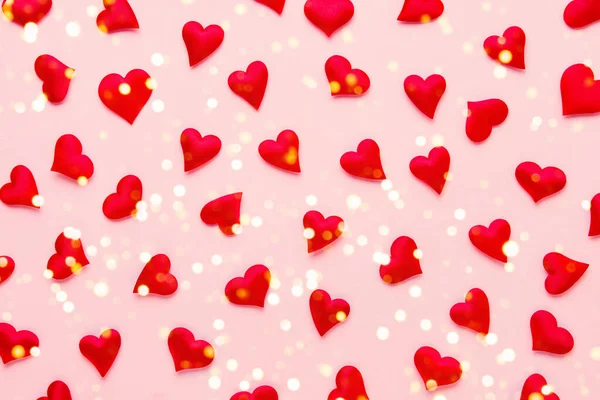 Conceito do Dia dos Namorados. Corações vermelhos no fundo rosa. Depósito plano — Fotografia de Stock