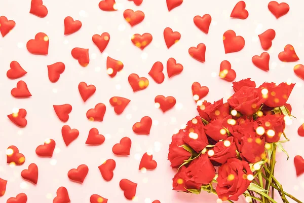 Conceito do Dia dos Namorados. Corações vermelhos e rosas vermelhas em um fundo rosa. — Fotografia de Stock