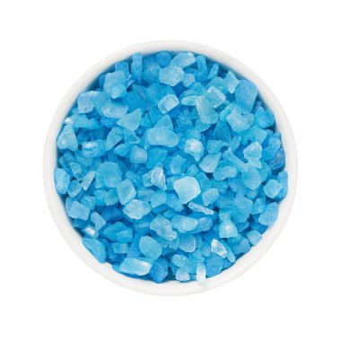 SPA konsepti. Mavi banyo tuzu, kesme yolu ile beyazın üzerine izole edilmiş. Üst görünüm