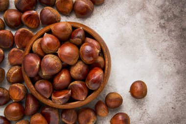 Bambu kasesinde taze kestane yığını. Üst görünüm, alanı kopyala