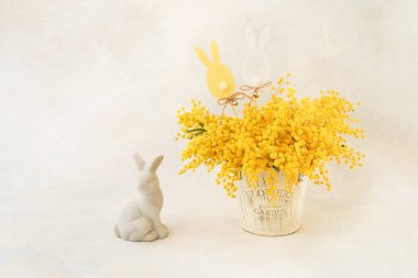 Paskalya süsü ve Mimosa çiçek buketi, arka planda bir vazoda. Metin için alanı kopyala