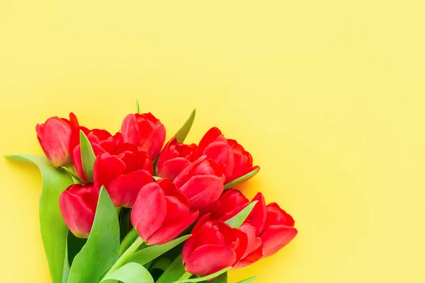 Piros Tulipán Csokor Élénk Sárga Háttérrel Anyák Napja Valentin Nap — Stock Fotó