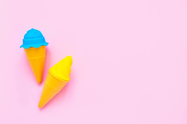 Blaues Und Gelbes Spielzeug Eis Auf Rosa Hintergrund Minimalismus Sommerkonzept — Stockfoto