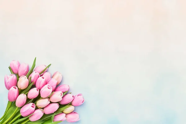 Bouquet de fleurs de tulipes roses sur fond pastel, mise au point sélective. Fête des Mères, célibataire, concept de célébration d'anniversaire — Photo