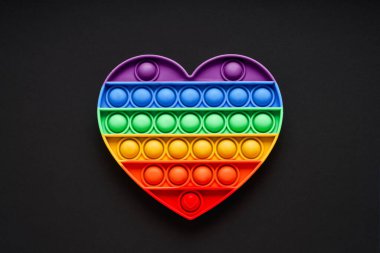 Renkli trend. Siyah arka plandaki çocuklar için kalp şeklindeki oyuncaklar. Düz yatıyordu