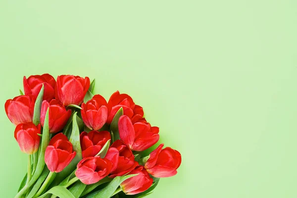 Piros Tulipán Virágok Csokor Zöld Háttér Szelektív Fókusz Anyák Napja — Stock Fotó