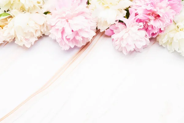 Florale Bordüre Aus Rosa Und Weißen Pfingstrosen Blütenknospen Auf Weißem — Stockfoto