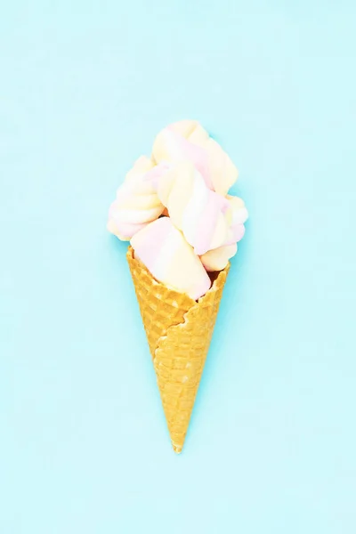 Bonbons Guimauve Colorés Dans Cône Crème Glacée Sur Fond Bleu — Photo