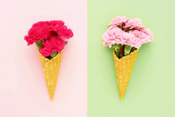Cônes Crème Glacée Gaufre Avec Des Fleurs Oeillet Rose Sur — Photo