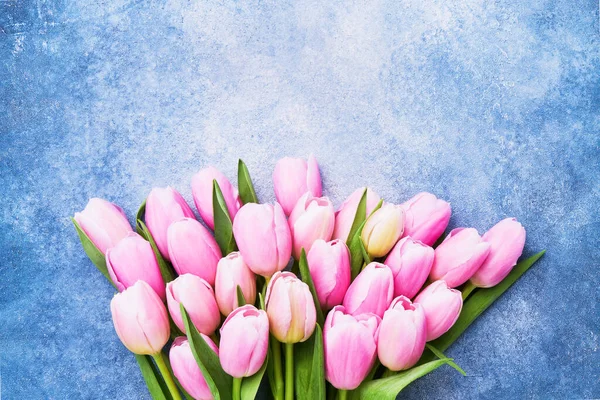 Bukiet różowych tulipanów na niebieskim tle. Dzień Matki, Walentynki, koncepcja obchodów urodzin — Zdjęcie stockowe
