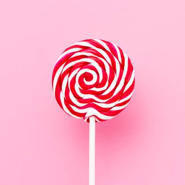 Pembe arka planda beyaz bir çubuğun üzerinde kırmızı-beyaz lolipop girdabı. Üst görünüm