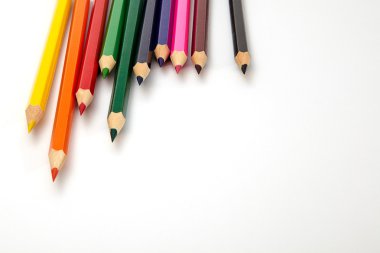 Beyaz arkaplanda kalemler