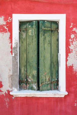 Pencere kapalı yeşil panjurlar ile.