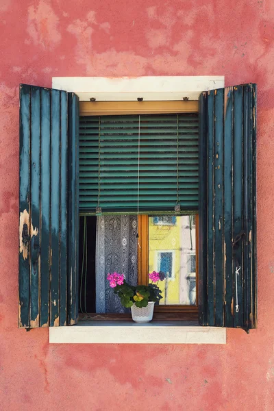 Okno z żaluzjami, zielony. Burano — Zdjęcie stockowe