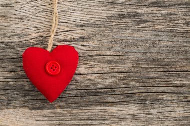 Sevgililer günü kırmızı kalp ahşap arka plan üzerinde