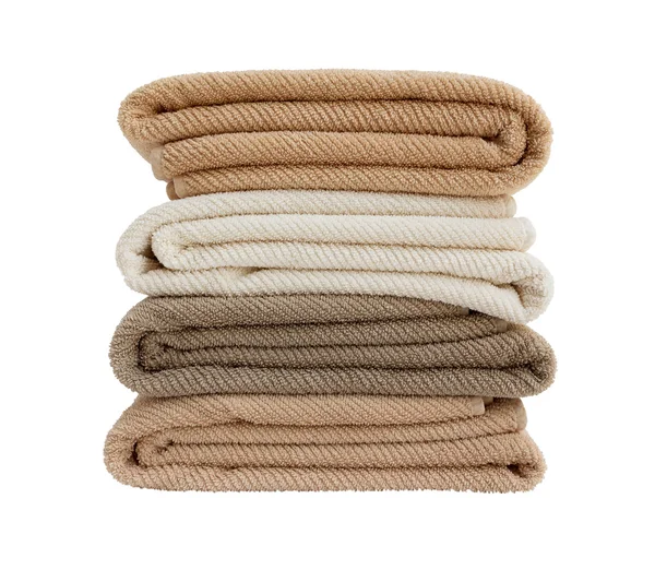 Quatro toalhas de banho coloridas em pilha isoladas sobre branco — Fotografia de Stock