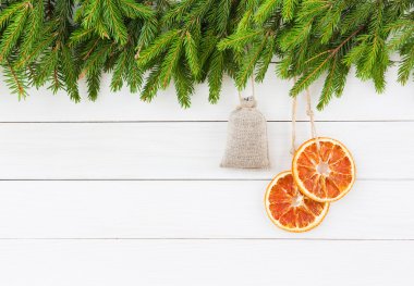 Noel arka plan. Beyaz ahşap arka planda, kopya alanı dekorasyon ile Noel köknar ağacı 