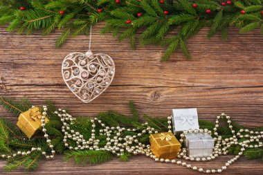 Noel köknar ağacı, yılbaşı ağacı oyuncak, eski ahşap arka plan, kopya alanı hediyeler. Tonda