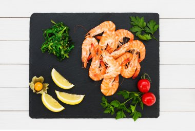 Pişmiş karides, sebze. Üstten Görünüm