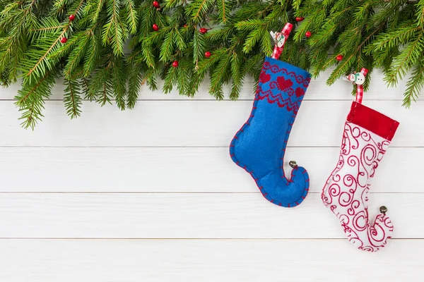 Fondo de Navidad. Árbol de abeto de Navidad, Calcetines de Navidad sobre fondo de madera blanca, espacio para copiar — Foto de Stock