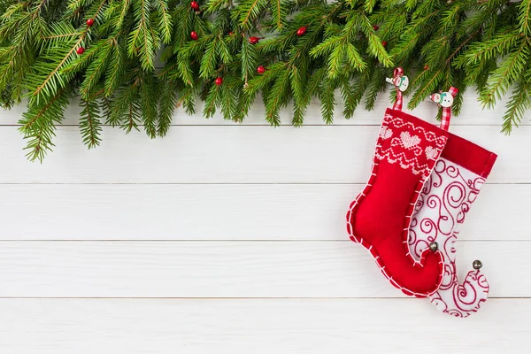 Fondo de Navidad. Árbol de abeto de Navidad, calcetines rojos de Navidad sobre madera blanca, fondo, espacio para copiar — Foto de Stock
