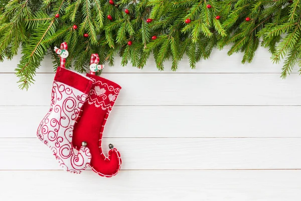 Fondo de Navidad. Árbol de abeto de Navidad, calcetines de Navidad sobre fondo de madera blanca con espacio para copiar — Foto de Stock
